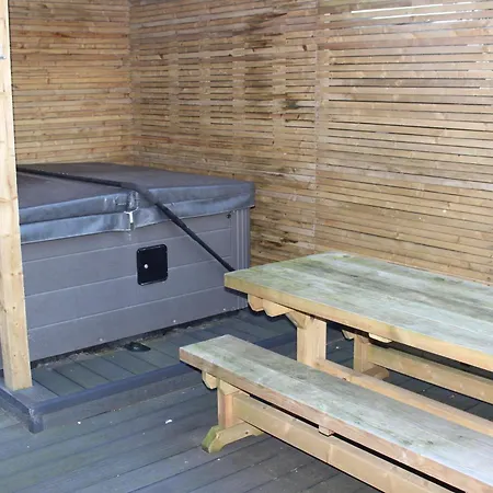 King Charles Family House & Hot Tub