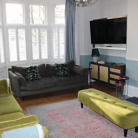 Дом отдыха King Charles Family House & Hot Tub *