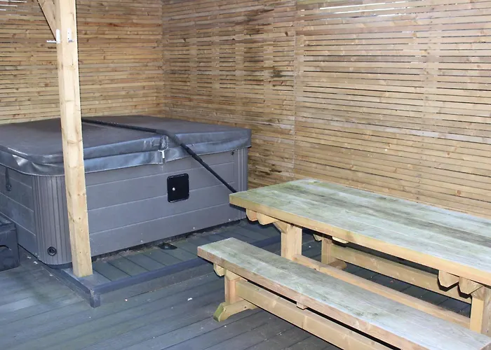 King Charles Family House & Hot Tub